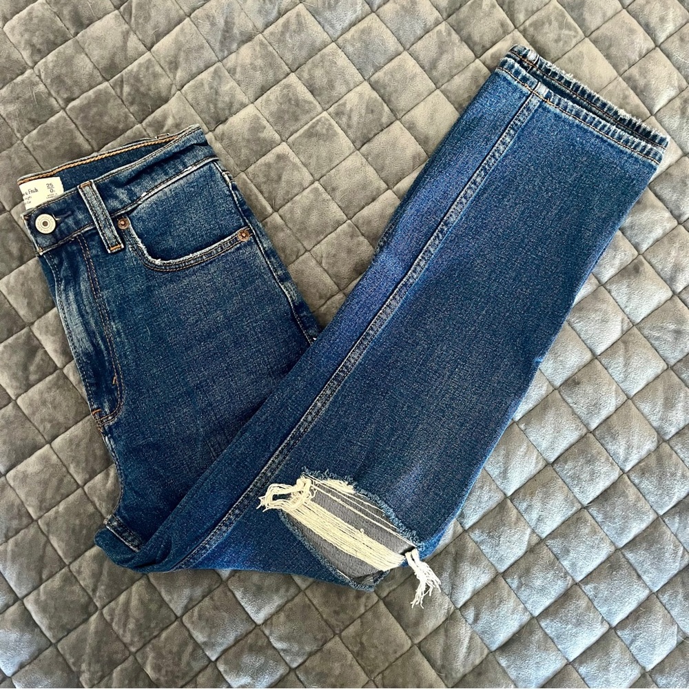 NWOT A&F Ultra High Rise Ankle Straight Jean, 25